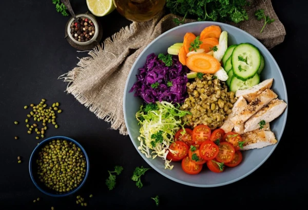 Trīs ēdienreizes — ne robeža: uztura speciālista padomi, kā un kāpēc ēst līdz sešām reizēm dienā