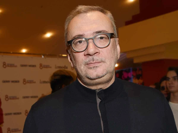 Знаменитый композитор - звезда светской хроники.