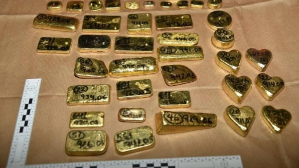 Kas apvieno zelta loksnes un kārtaino mīklu?