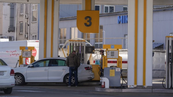 На заправках водители с грустью смотрят на счетчик, который отмеряет литраж и гривны.