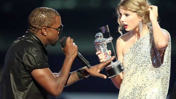 Раньше с ним совместно выступала и Тэйлор Свифт.