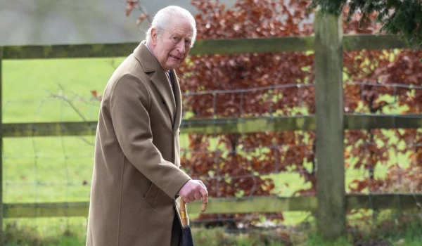 Mediji: Karls III varētu atteikties no troņa un nodot to princim Viljamam