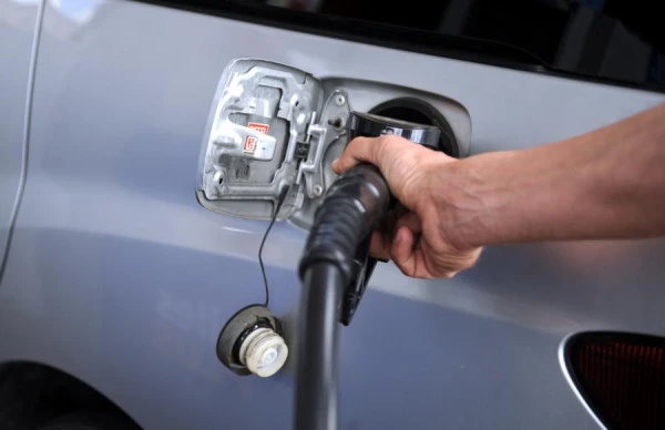 Ekonomisti: Nevajag noteikt degvielas cenu griestus, bet domāt par akcīzes nodokļa pielāgošanu