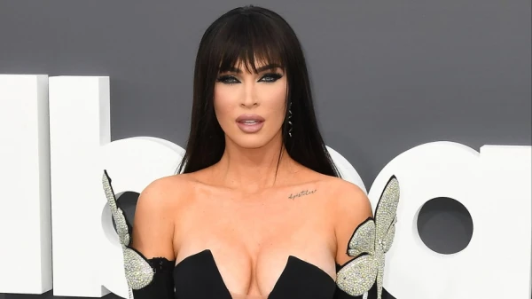 Megana Foksa sarīkoja pikantu fotosesiju pēc meitas piedzimšanas