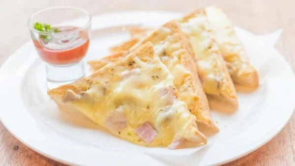 Garšīgas brokastis: karstās sviestmaizes ar kūpinātu vistu