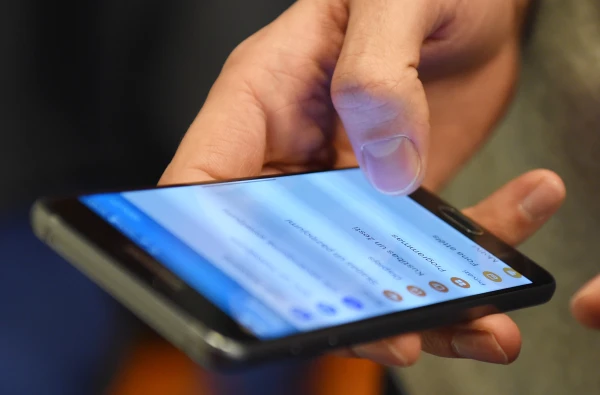 Aizliegs mobilos tālruņus skolās līdz pat 9. klasei