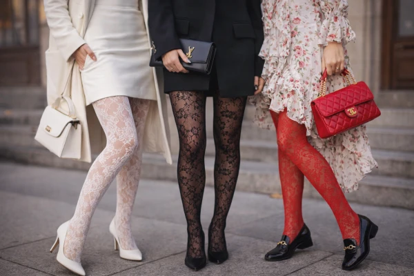 Mežģīņu zeķubikses atgriežas modē: kā valkāt šīs sezonas galveno tendenci