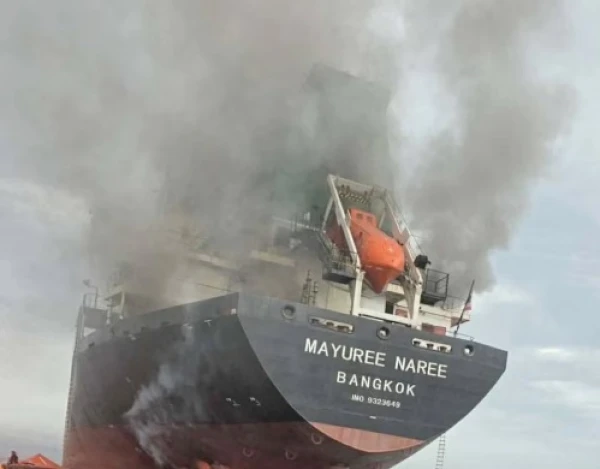 Ормузский пролив остается заблокированным.