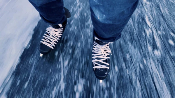 На коньках скользить самое то, а на обычной обуви опасно.