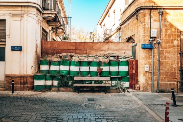 Иногда линия разграничения проходит прямо по городским кварталам.