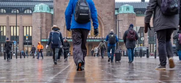 Много приезжих на хельсинкском вокзалею