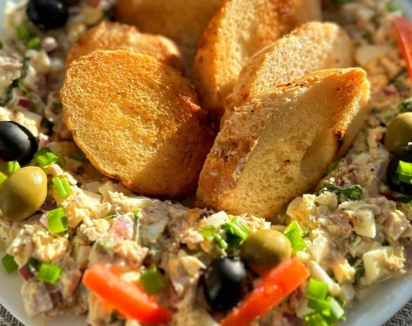 Uzkoda no tunča vainaga formā: vienkārša un gardā recepte