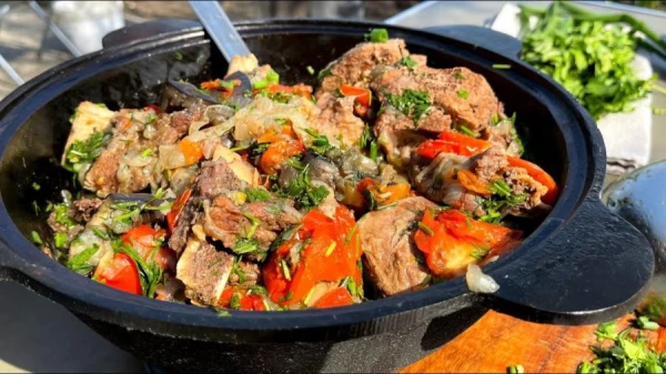 Ļoti aromātiska un garda hašlama ar gaļu: soli pa solim recepte