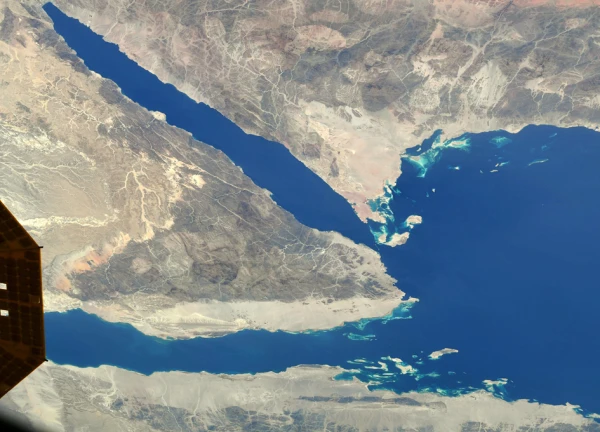 Здесь боевые действия пока не идут, но фарватеры тоже узкие.