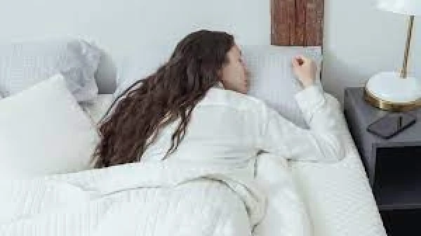 Ārsts nosauca bīstamāko gulēšanas pozu