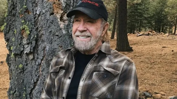 86 gadus vecais Čaks Noriss steidzami hospitalizēts Havaju salās: kas zināms par viņa stāvokli