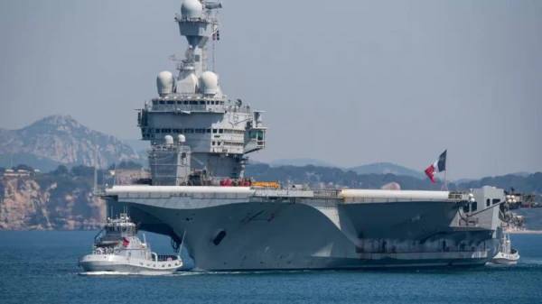 "Шарль де Голль" выполняет одному ему понятную миссию.