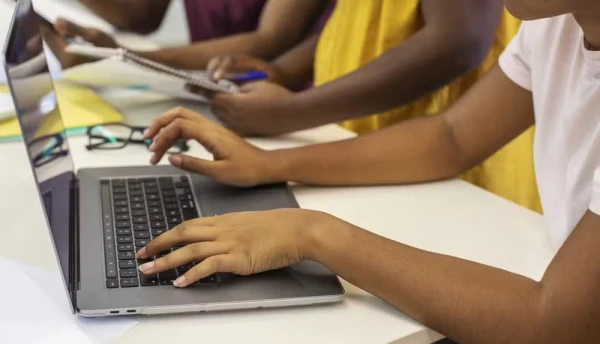 Закон обязывает соцсети и цифровые сервисы внедрять меры для предотвращения доступа несовершеннолетних.