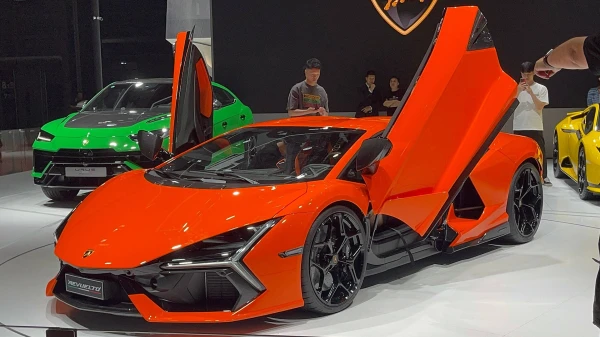 Lamborghini Revuelto - яркое авто.