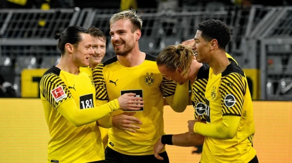 Dortmundes «Borussia» ar gribas spēku izcīnīja uzvaru pār «Hamburgu». Mājinieki izpildīja trīs 11 metru soda sitienus