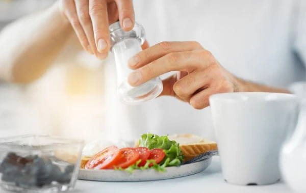 Šī kulinārā viltība palīdzēs ātri atbrīvoties no izvirzītā vēdera