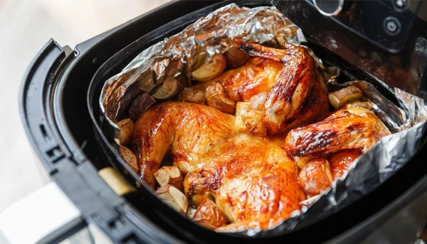 Karstā gaisa fritera slēptie tabu: produkti, kas var sabojāt gan garšu, gan ierīci