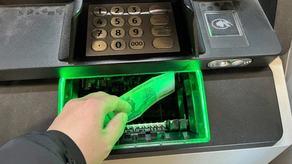 Население все еще не отказывается от наличности.