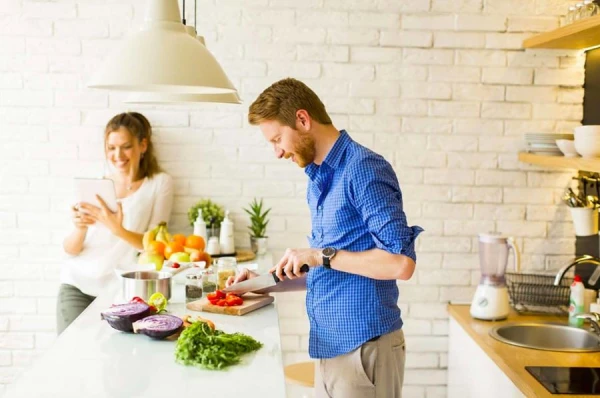 Uzkodu noteikums: dietologs skaidro, kāpēc svarīgi ēst ik pēc 4 stundām