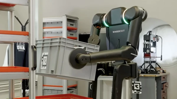 Ne tikai «BMW»: vēl viens liels autoražotājs aizvieto cilvēkus ar robotiem