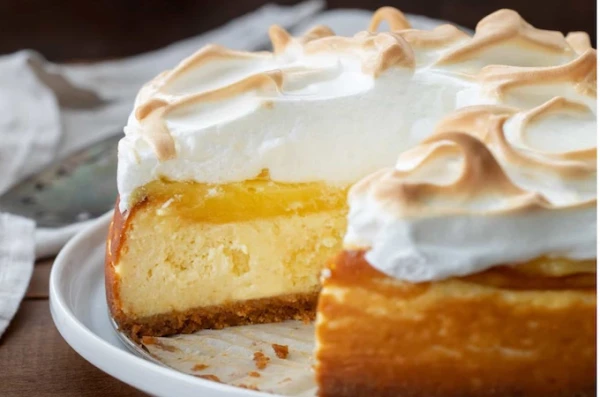 Izsmalcināta garša: citronu siera kūka ar merengu