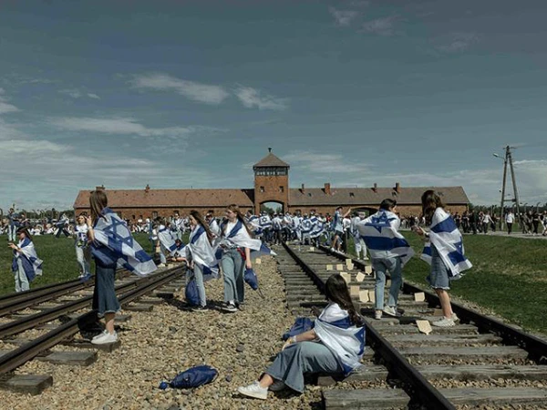 У бывшего лагеря смерти этот флаг ранее демонстрировался постоянно.