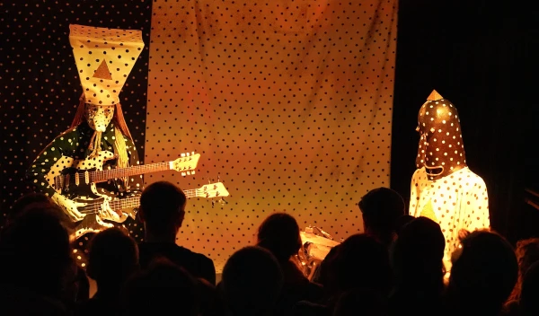 Взрослые мужики, а кривляются, как маленькие.