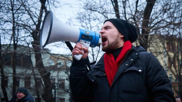 Krievijas Iekšlietu ministrija draud aizturēt visus, kas protestēs pret interneta atslēgšanu