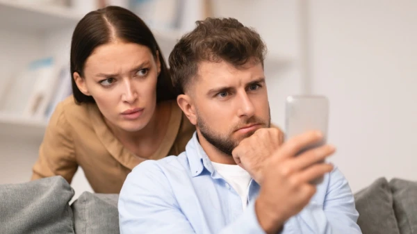 Mīlestība pazūd nemanāmi: ko par attiecībām var atklāt viņa telefons