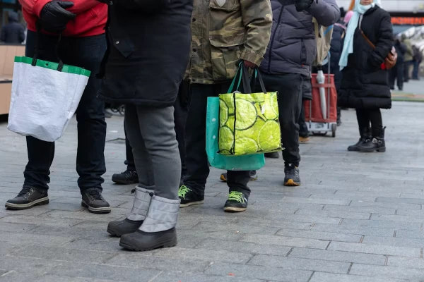В очереди за бесплатными продуктами.