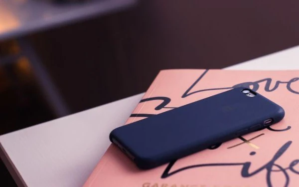 Kāpēc ieteicams nolikt viedtālruni uz galda ar ekrānu uz leju?