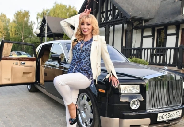 На презентации и концерты звезда обязана "выезжать красиво", чтобы поддерживать имидж.