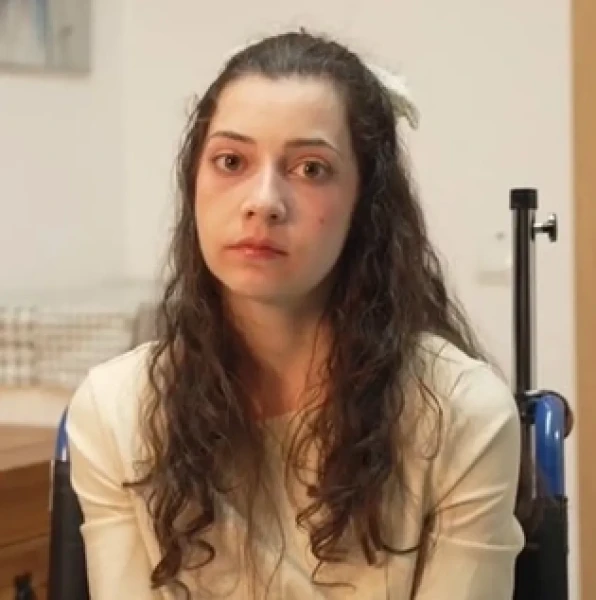 Ранее она попыталась покончить с собой, в результате чего осталась частично парализованной.