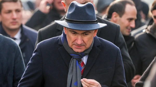 В свои 50 Никол сосредоточил в своих руках большую власть.