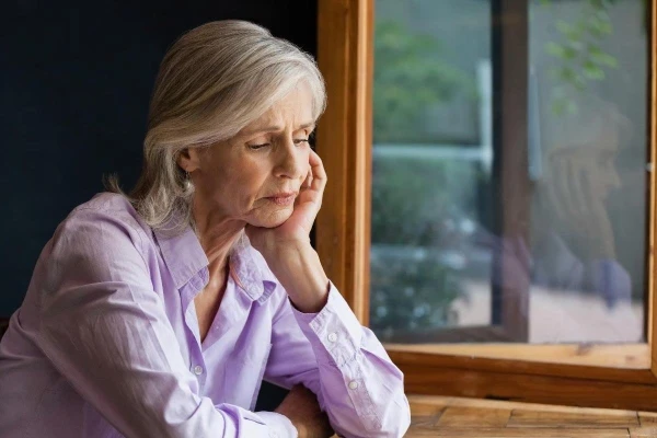 Ja jūtaties vientuļi pēc 50: vienkārši veidi, kā atgūt dzīvesprieku