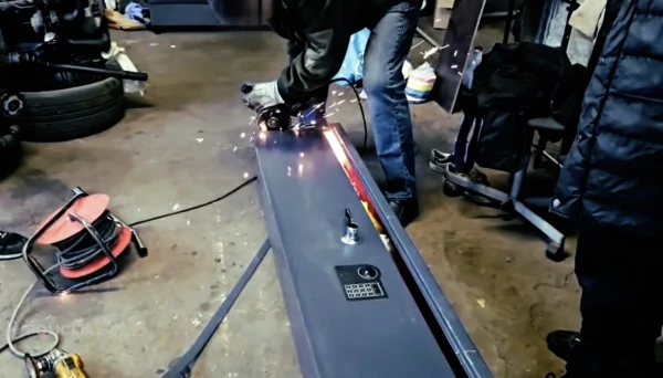 Likumsargi atsavinājuši deviņus kilogramus marihuānas un aizturējuši četru personu grupu