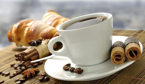 Множество людей предпочитают начинать свой день с чашечки ароматного кофе.