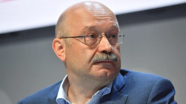 Ему нравится жить за океаном.