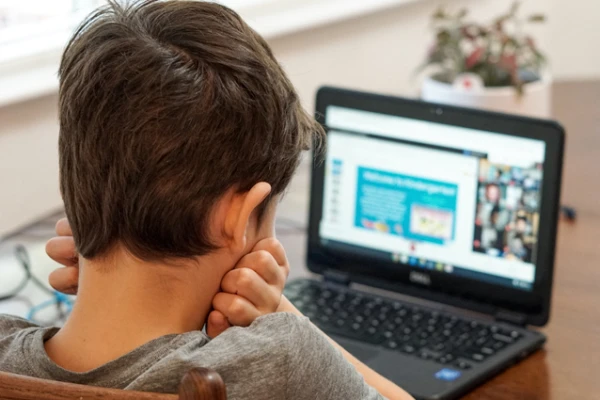 Mākslīgā intelekta dēļ skolēni kļūst neizglītotāki