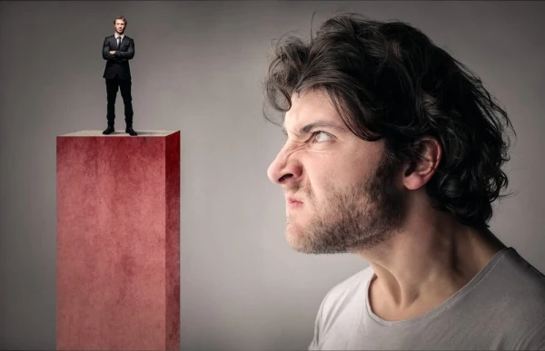 Slēptā skaudība: 7 frāzes, kas patiesībā nav komplimenti