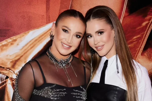 Оля и Аня - лучшие подружки.