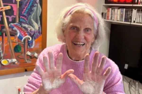 90 gadus veca sieviete uzstādījusi pasaules rekordu, karājoties pie stieņa