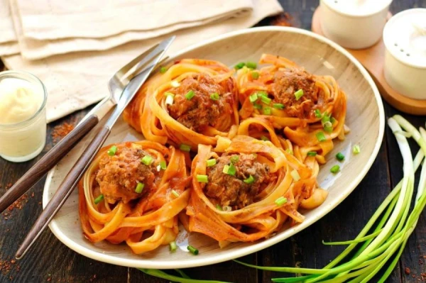 Gardas makaronu ligzdas ar maltas gaļas pildījumu 30 minūtēs