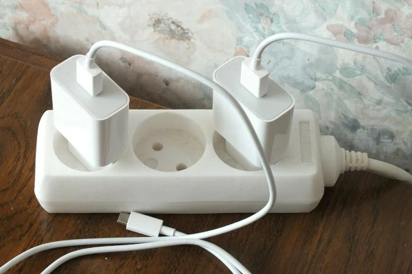 Atstājat lādētāju kontaktligzdā? Kādas var būt sekas