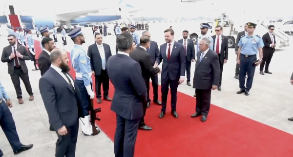 Venss ieradies Islamabadā uz sarunām ar Irānu